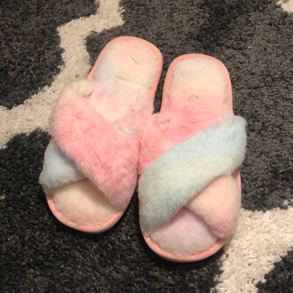 🦄 NWT!! Fuzzy pink & blue unicorn slippers! Perfect for using around the house.